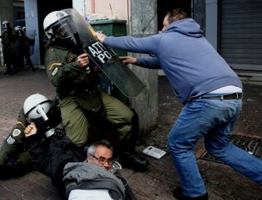 Μάχες σώμα με σώμα Κρητών αγροτών και δυνάμεων ασφαλείας στο υπουργείο Αγροτικής Ανάπτυξης (φωτό, βίντεο) (upd)